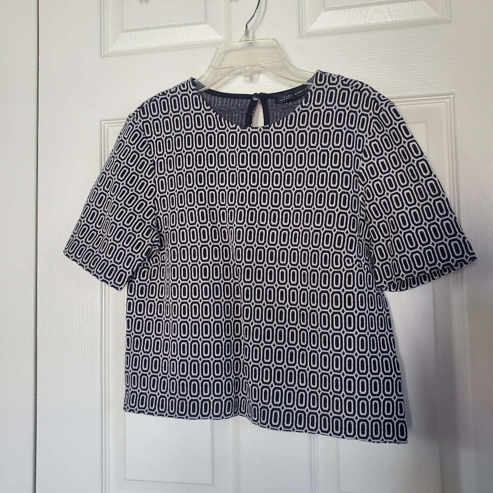 Zara Geometric Print Boxy Blouse Short Sleeves Back Keyhole Crop Black White
